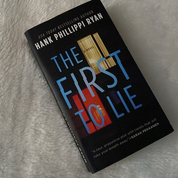 EUC Pocket Paperback book "The First to Lie” by Hank Phillippi Ryan - Picture 5 of 10